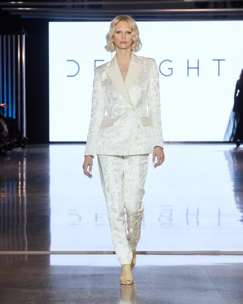 Elegantno bijelo žensko odijelo s jacquard uzorkom iz Delight kolekcije.