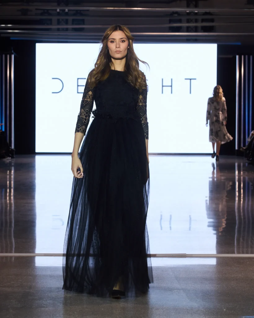 Crna tulle maxi haljina s čipkastim gornjim dijelom i bogatim volumenom.