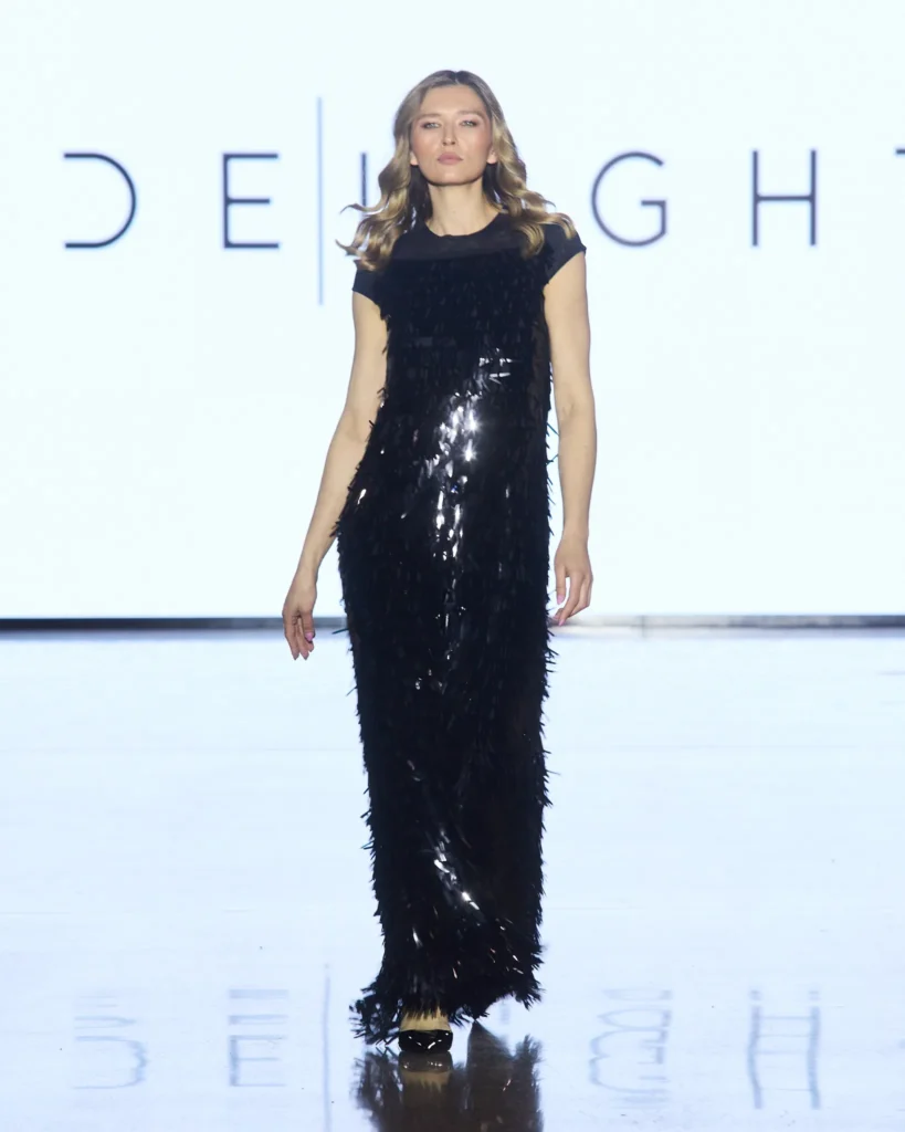 Crna sjajna maxi haljina s reflektivnim efektom i ravnom linijom.