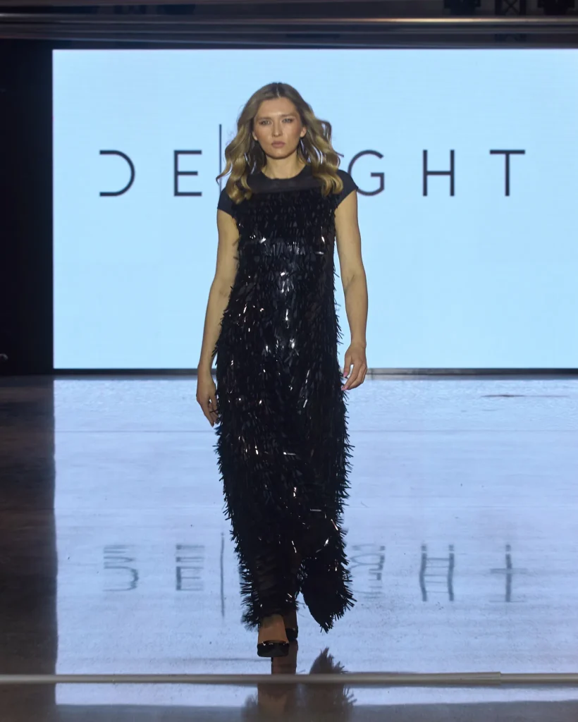 Crna maxi haljina s reflektirajućom teksturom i ravnom siluetom iz Delight kolekcije.