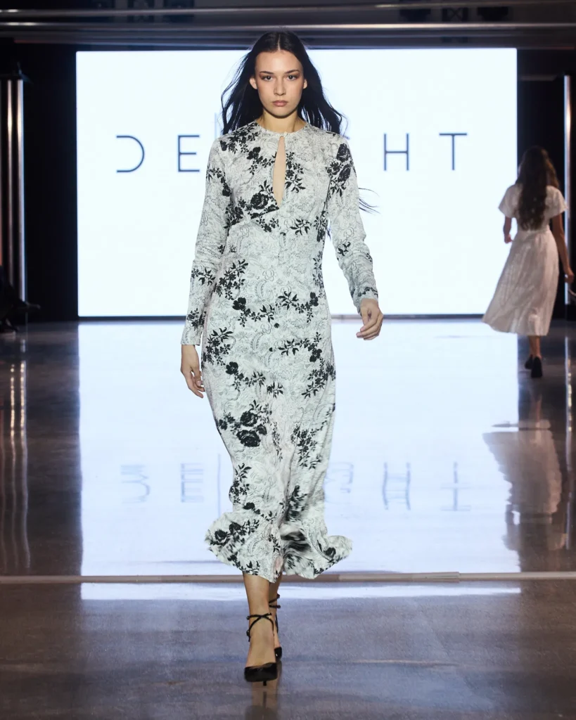 Midi haljina s crno-bijelim floralnim uzorkom i dugim rukavima iz Delight kolekcije.