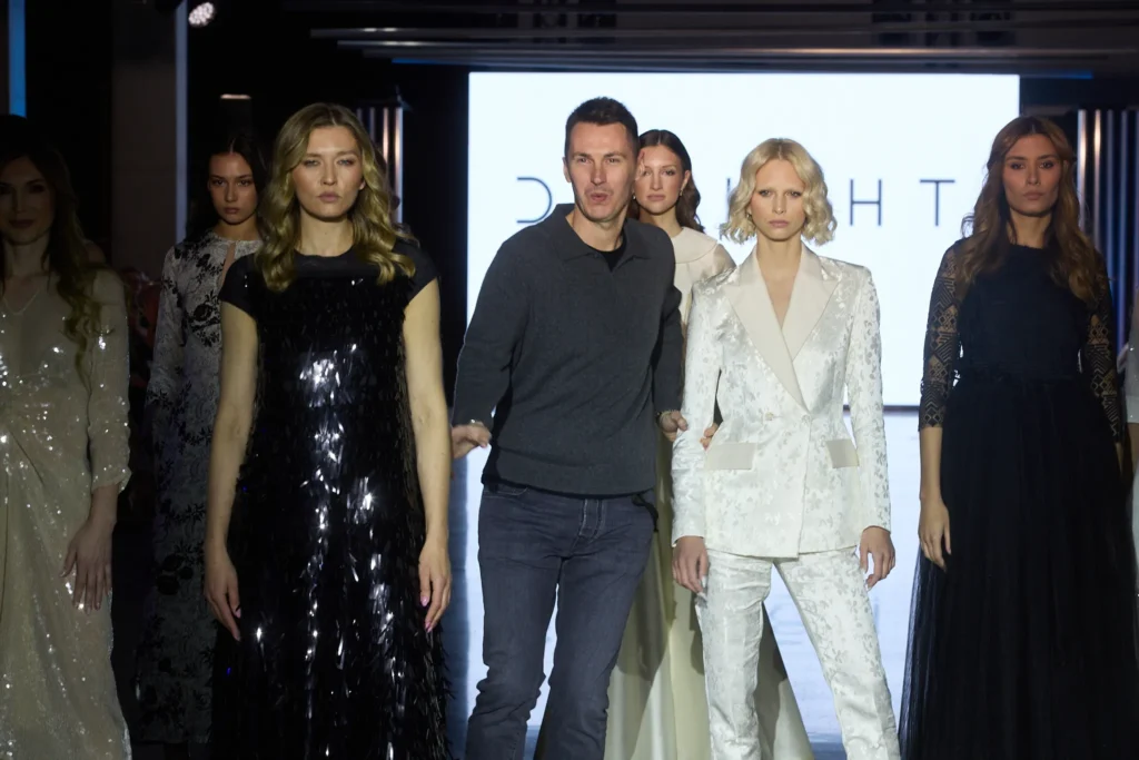 Završni izlazak Delight modne revije s dizajnerom i modelima u večernjim kreacijama.