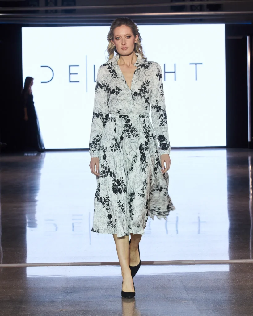 Midi haljina s crno-bijelim floralnim uzorkom i povezom u struku.