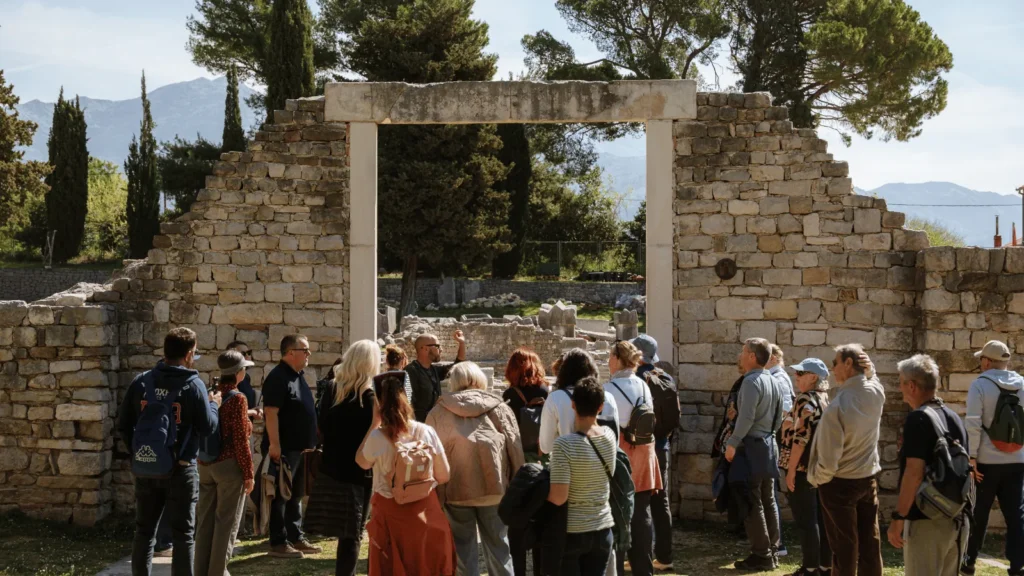 Sudionici programa DOMNIO. Put sv. Dujma na lokalitetu Salona u organizaciji Arheološkog muzeja u Splitu