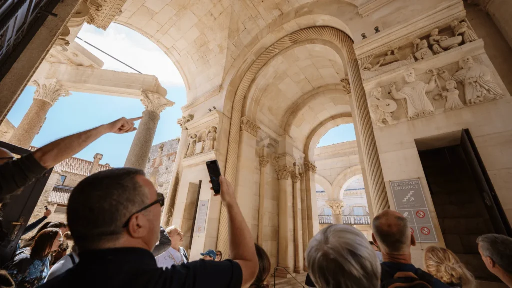 Sudionici programa DOMNIO. Put sv. Dujma na lokalitetu Salona u organizaciji Arheološkog muzeja u Splitu