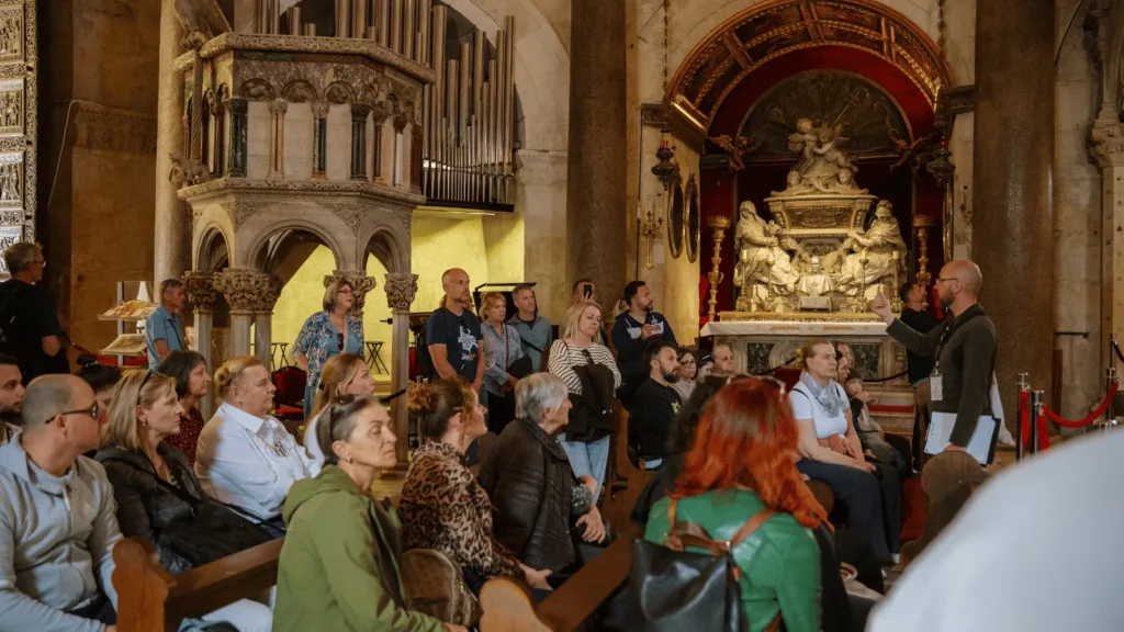 Sudionici programa DOMNIO. Put sv. Dujma na lokalitetu Salona u organizaciji Arheološkog muzeja u Splitu
