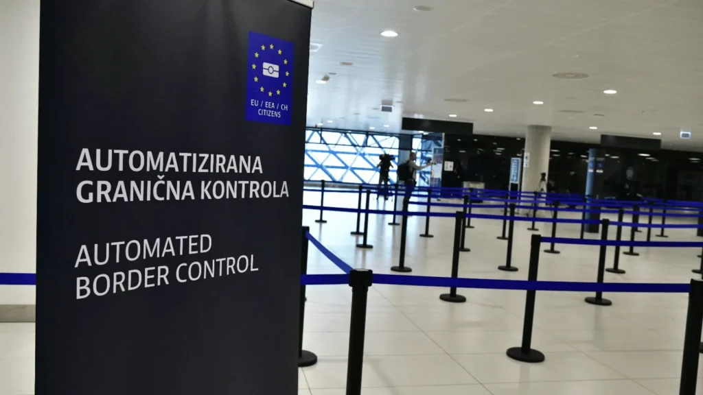 Entry/Exit sustav i EES kiosci u Zračnoj luci Zagreb tijekom prezentacije suvremene granične kontrole.