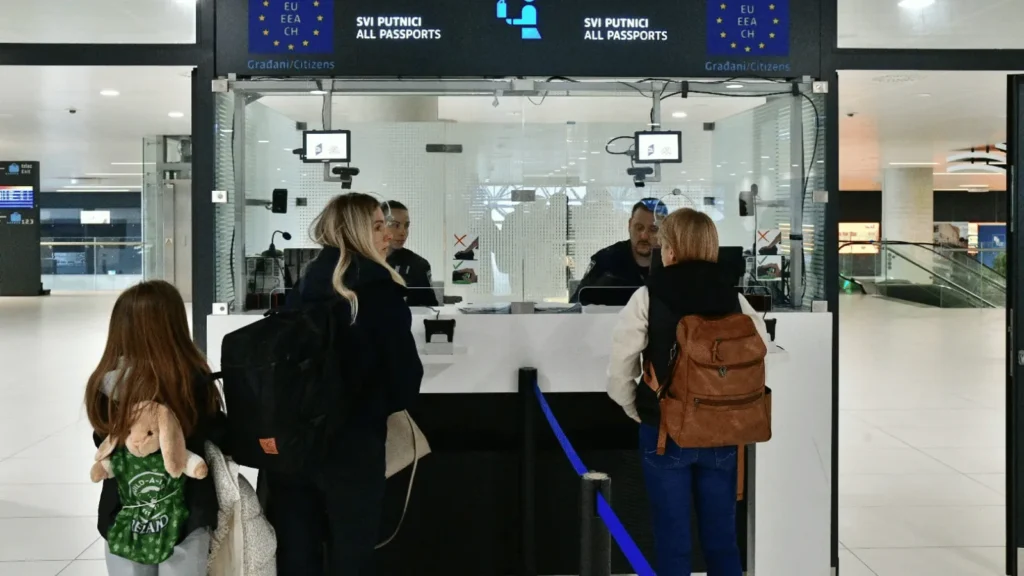 Entry/Exit sustav i EES kiosci u Zračnoj luci Zagreb tijekom prezentacije suvremene granične kontrole.