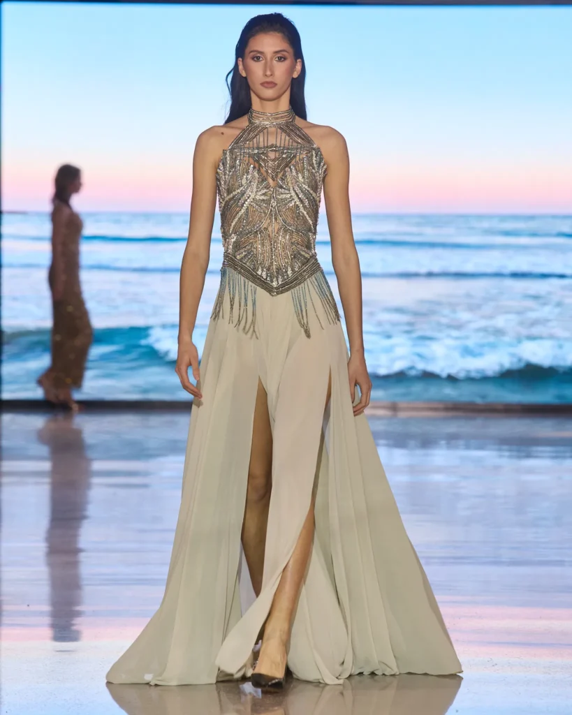 Bež večernja haljina s metalik vezenim korzetom i dvostrukim prorezima u suknji.