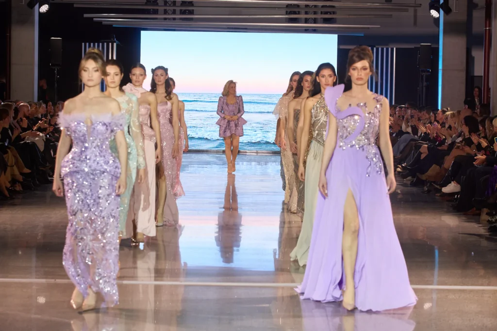 Završni izlazak kolekcije Ivane Cvrlje s modelima u pastelno ukrašenim kreacijama.