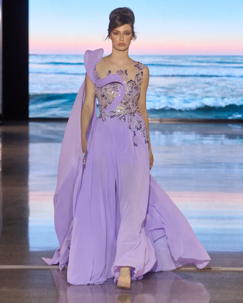 Lila večernja haljina s asimetričnim ukrasnim detaljem i lepršavim tilom.