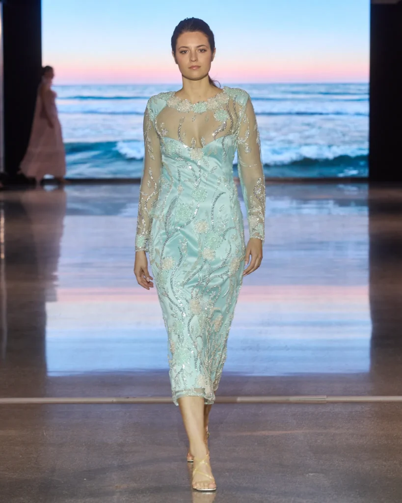 Mint midi haljina s dugim čipkastim rukavima i detaljnim vezom.