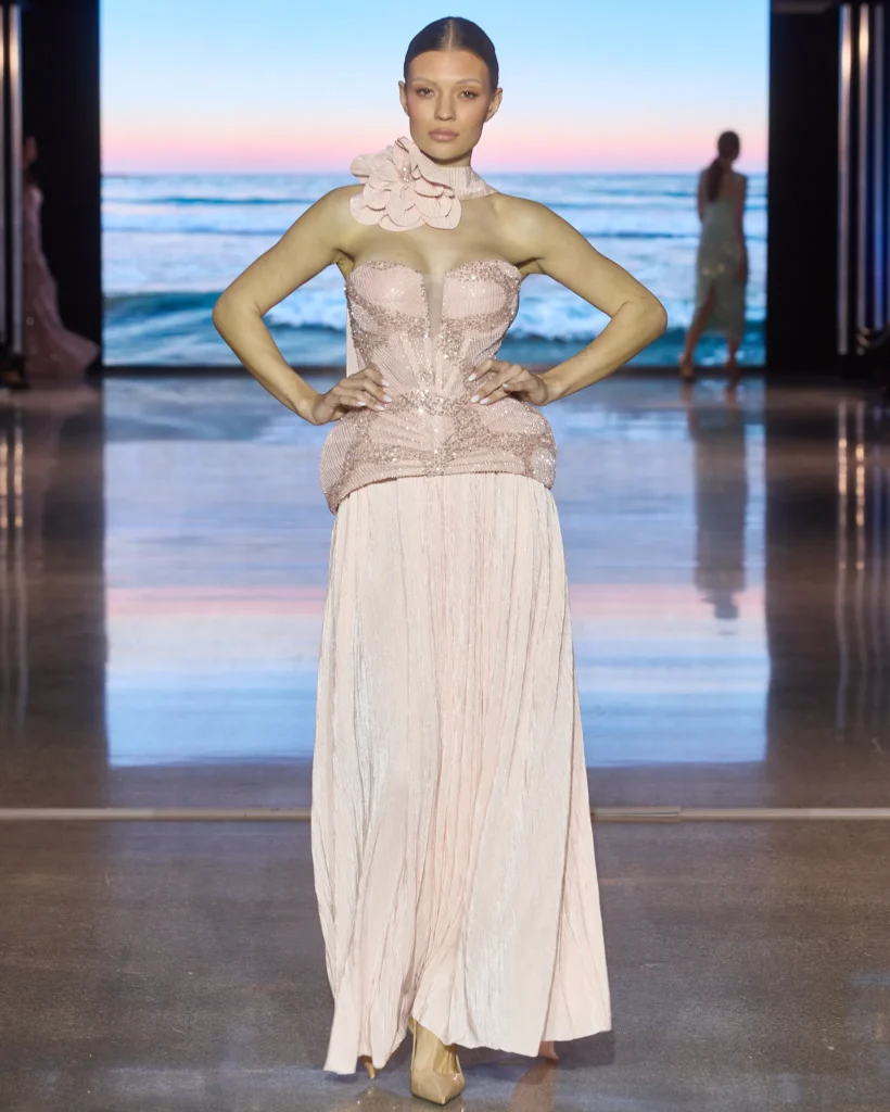 Roza haljina s cvjetnim korsetnim gornjim dijelom i nježno plisiranom suknjom.