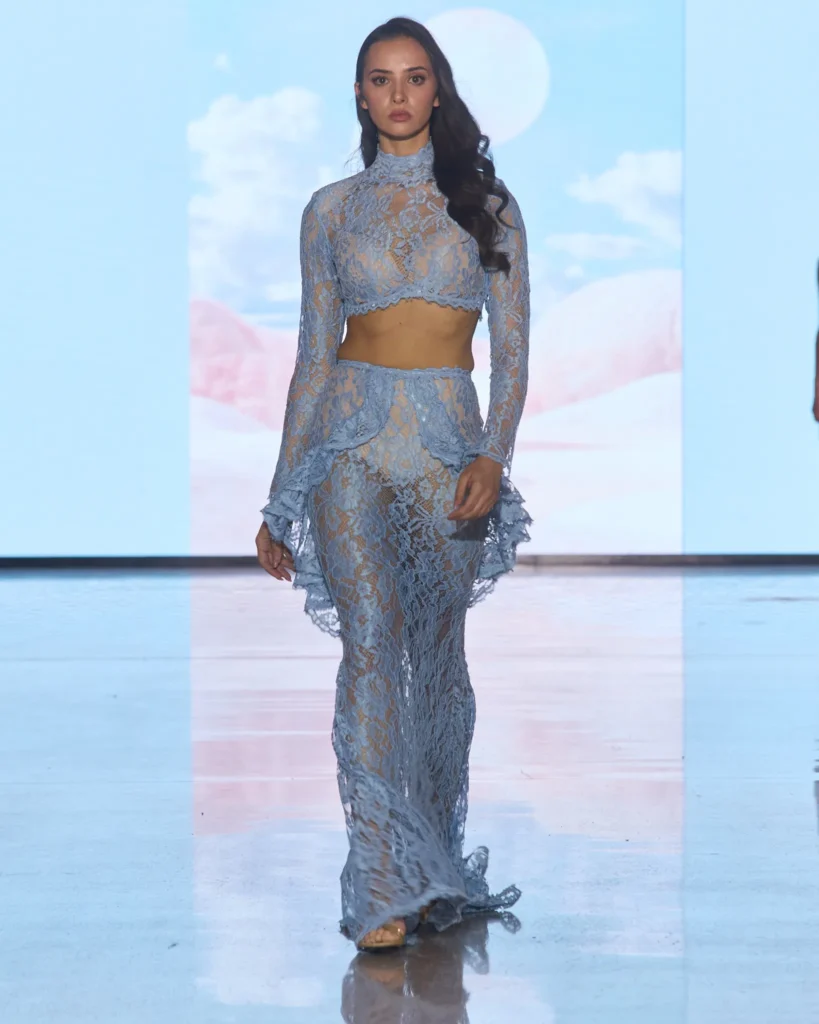 Baby plavi čipkani set sastavljen od crop topa i maksi suknje s valovitim završetkom.