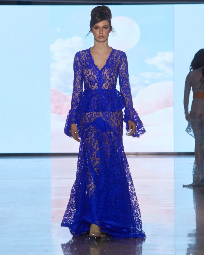 Kobalt plava čipkana duga haljina s peplum detaljem i transparentnim teksturama.