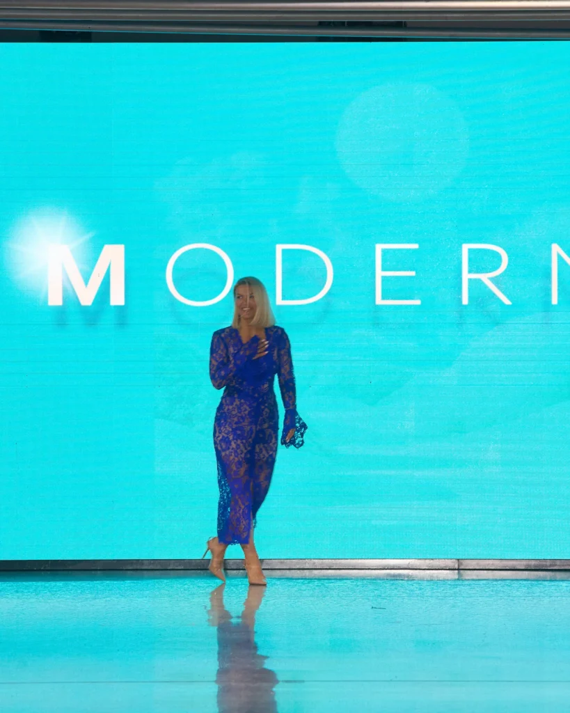 Kobalt plava čipkana haljina predstavljena tijekom završnog izlaska na modnoj pisti.