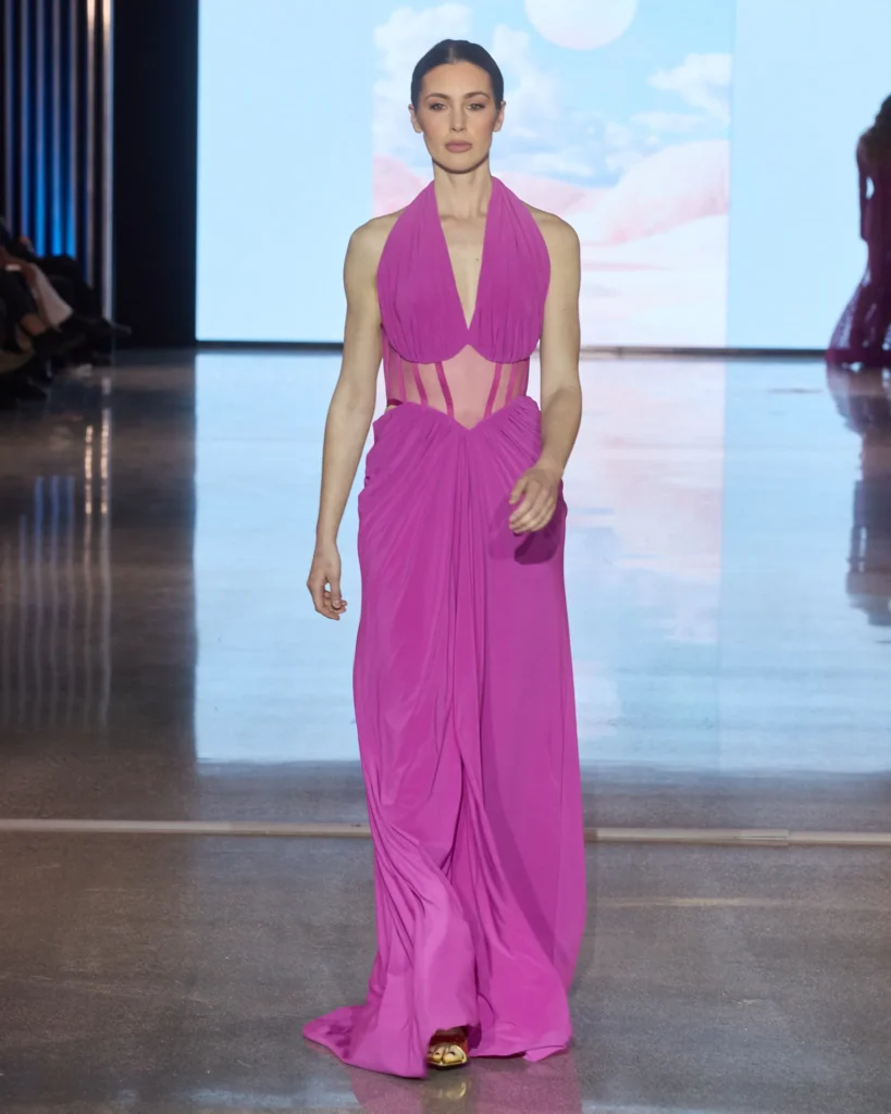 Magentna maksi haljina s halter izrezom i prozirnim bočnim panelima.