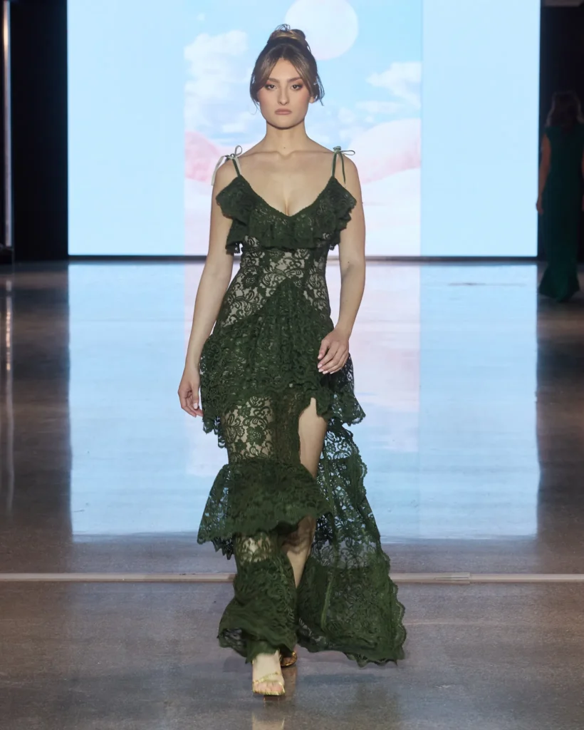 Maslinasto zelena čipkana haljina s višeslojnim volanima i visokim prorezom.