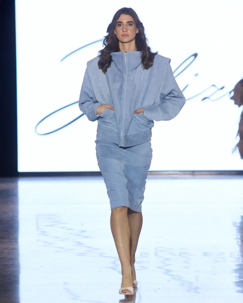 Baby plavi set od brušene kože s oversize jaknom i pripijenom suknjom do koljena.