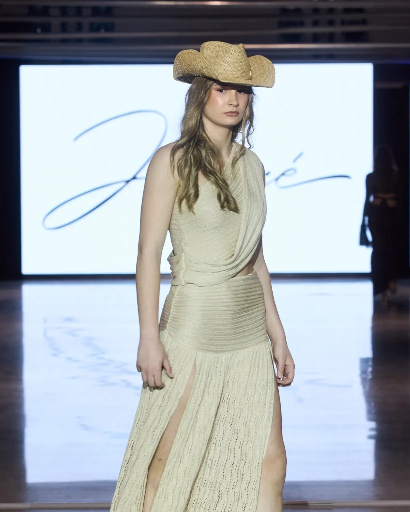 Bež pletena maxi haljina s bočnim prorezima i kaubojskim šeširom.