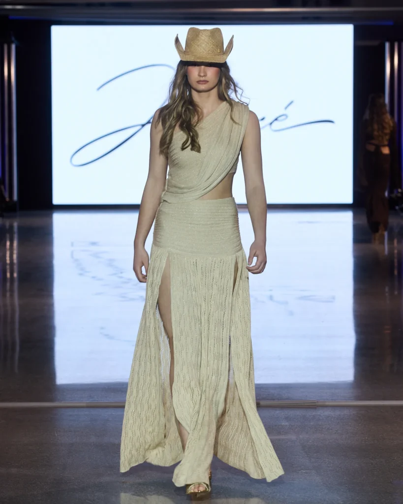 Bež pletena maxi haljina s drapiranim gornjim dijelom i dvostrukim bočnim prorezima.