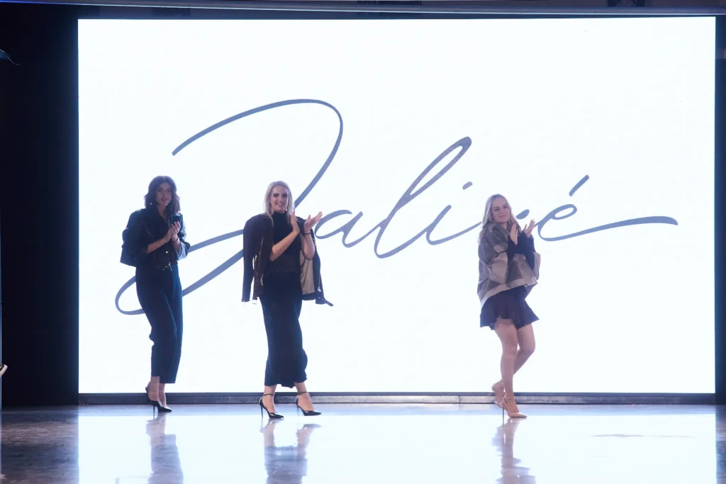 Završni izlazak Jalize revije s dizajnericama na pisti.