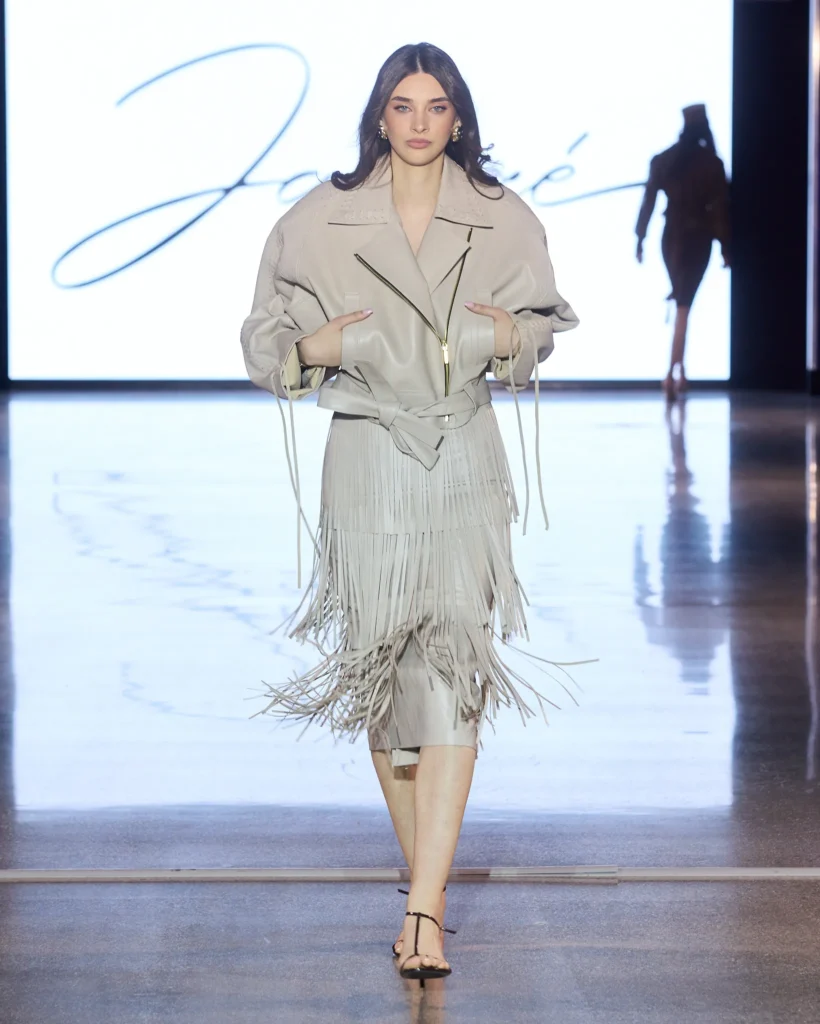 Sivi kožni set s jaknom i suknjom ukrašenom dugim resicama.