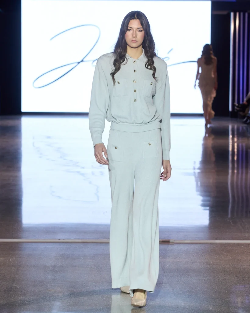 Svijetloplavi pleteni set s dugim hlačama i košuljicom s gumbima.