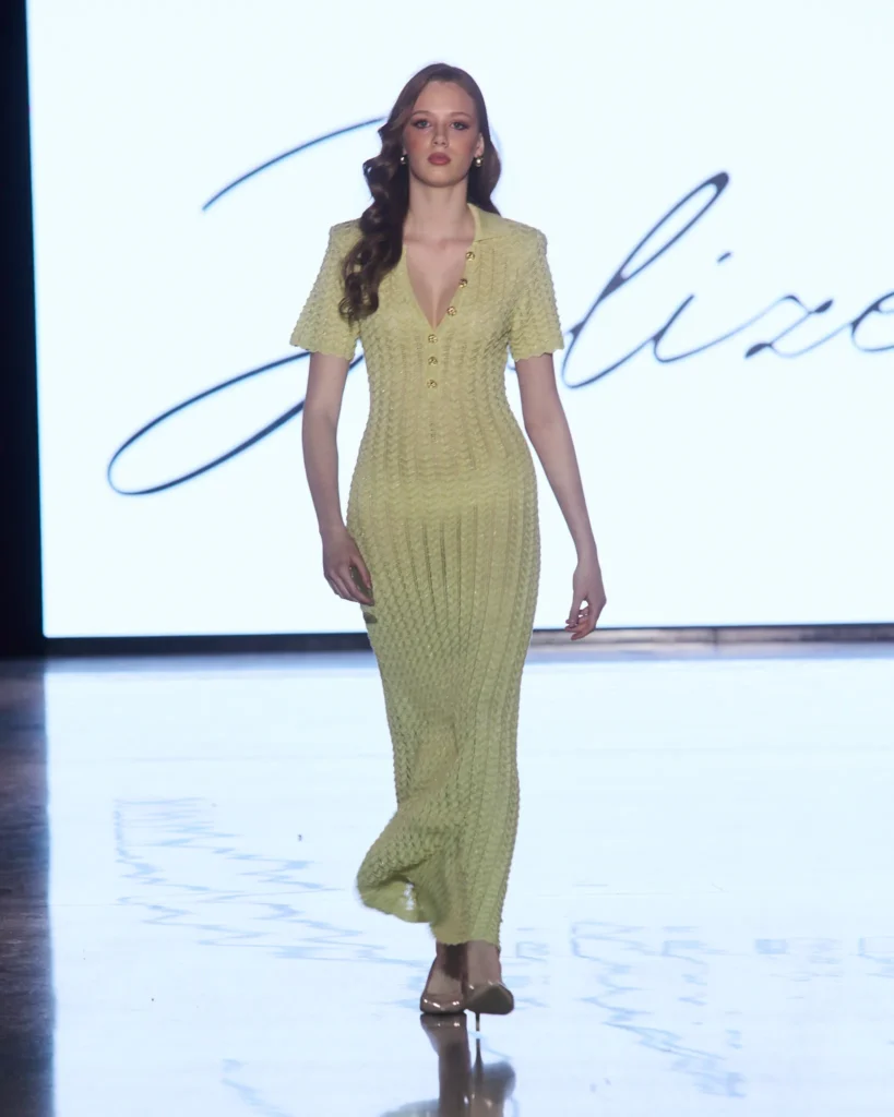 Žuta pletena maxi haljina s kopčama sprijeda i dubokim V izrezom.