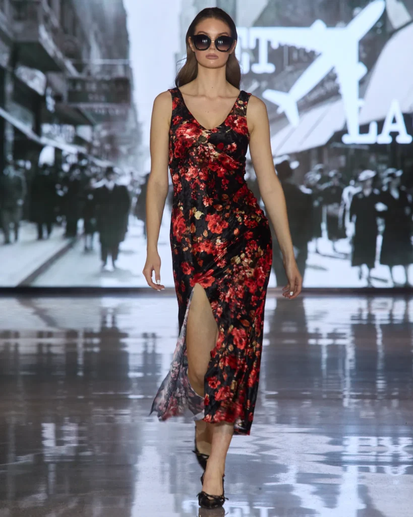 Crna maksi haljina s crvenim cvjetnim printom i visokim prorezom.