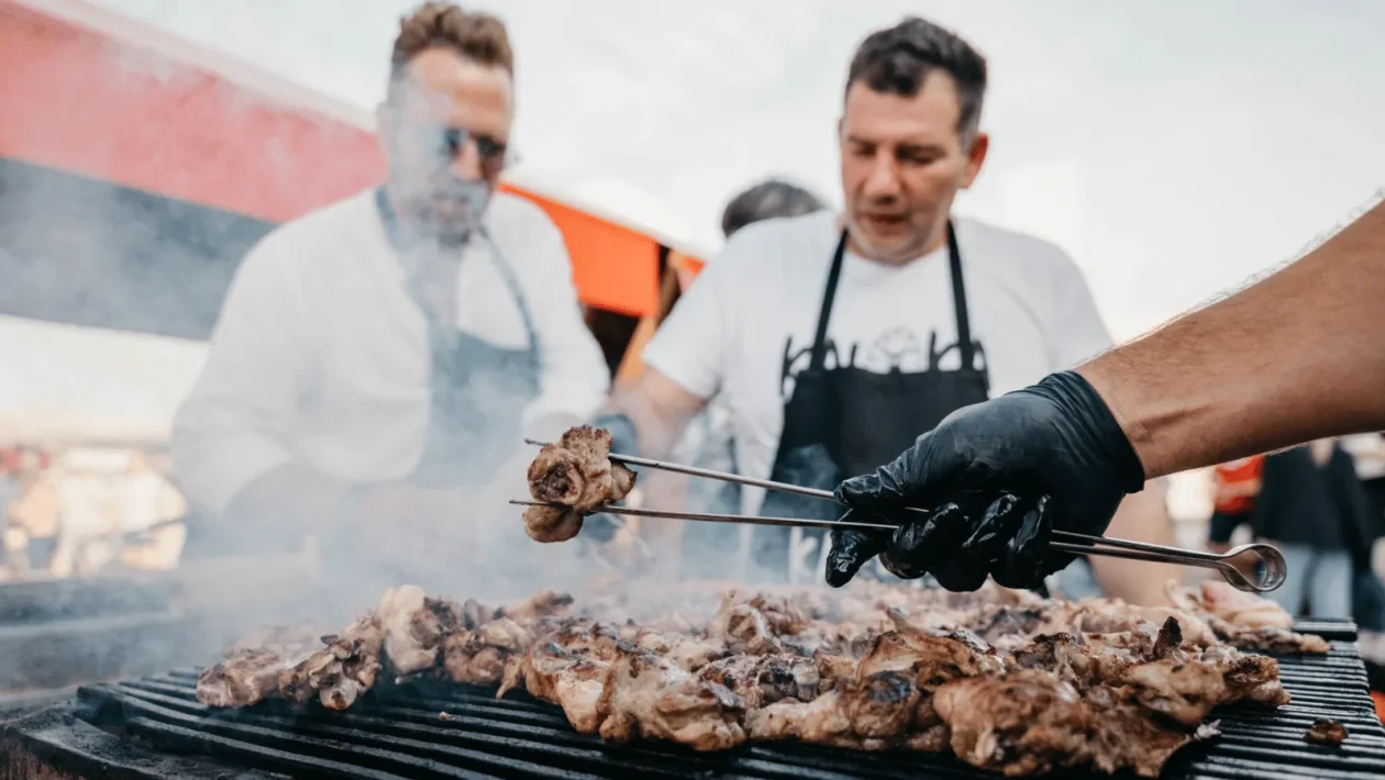 Kaloka – Pag lamb street food festival na Staroj rivi u gradu Pagu
