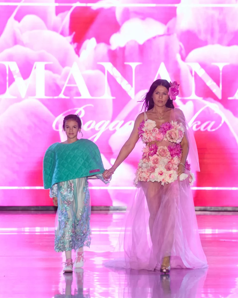 Kreacije s cvjetnim aplikacijama i til detaljima prikazane u duetu odrasle i dječje modne kombinacije.