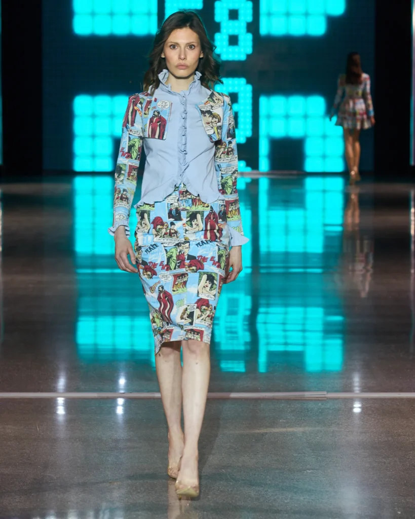 Set s komiks printom koji uključuje košulju s volanima i usku midi suknju.