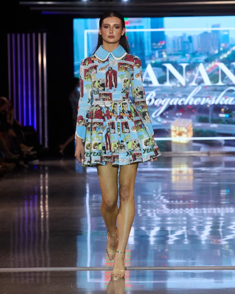 Mini haljina s komiks printom, dugim rukavima i kontrastnom kragnom.