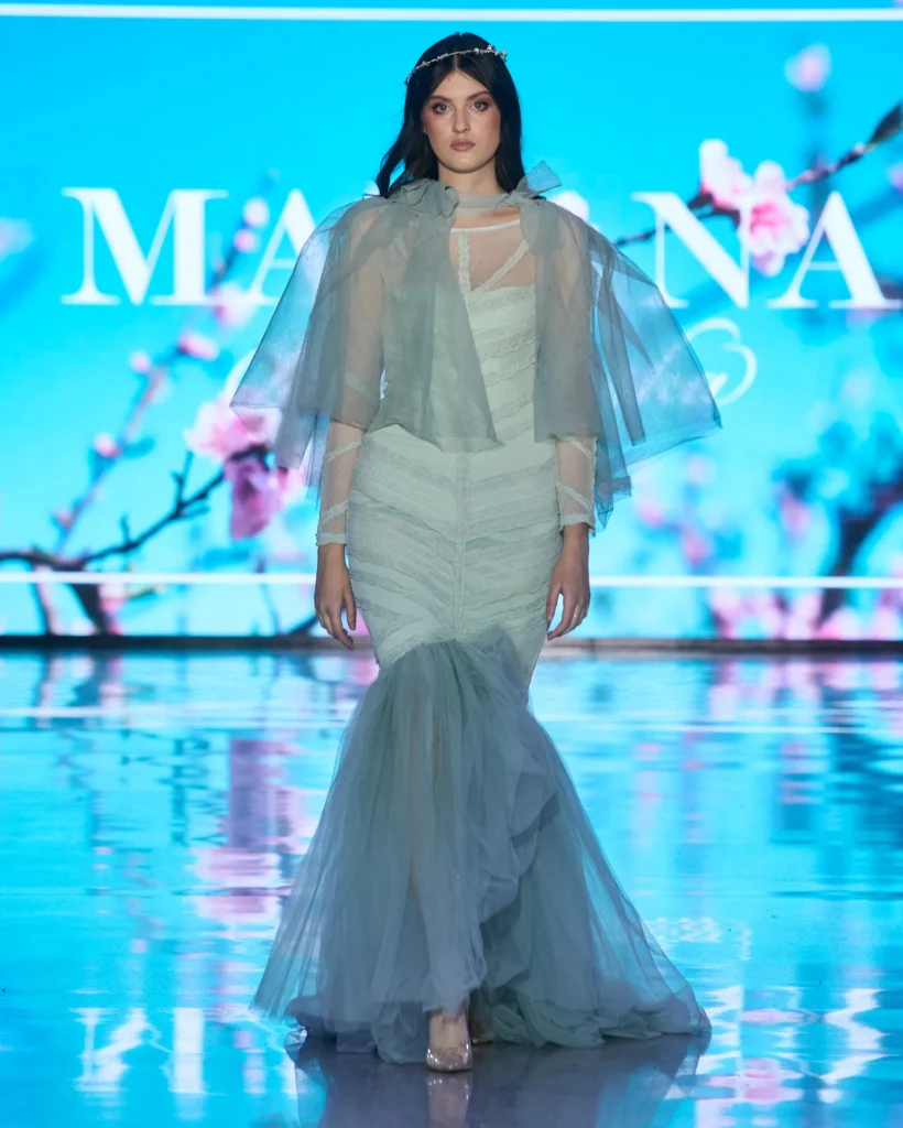 Mint maksi haljina sirena‑kroja s tilom i kratkim transparentnim kaputićem.