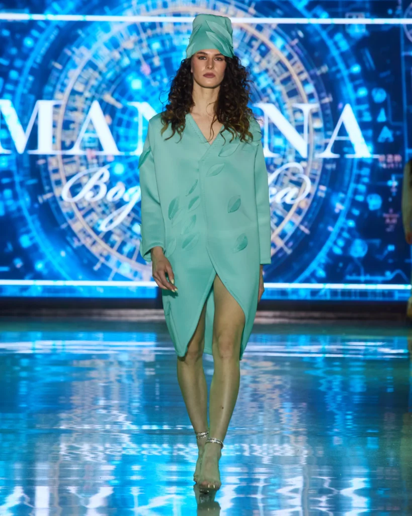 Mint kaput-haljina s geometrijskim izrezima i pripijenim krojem.