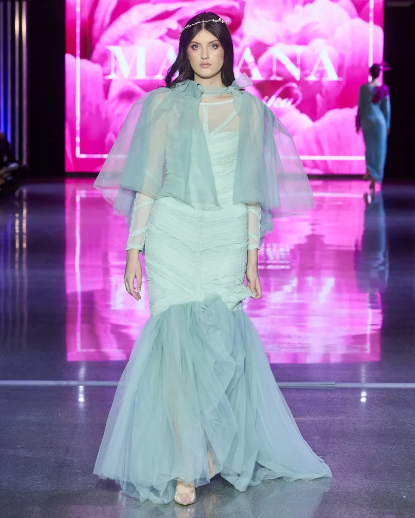 Mint sirena-haljina s višeslojnim tilom u romantičnoj pastelnoružičastoj scenografiji.