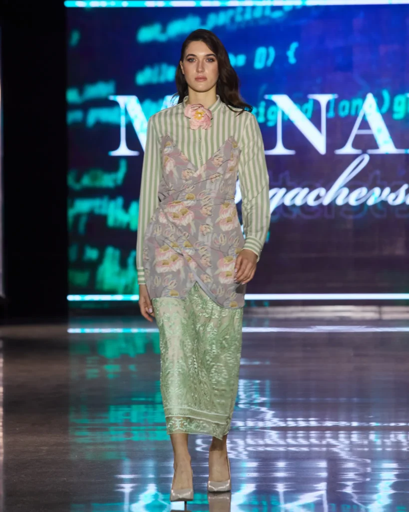 Midi haljina u pastelnim tonovima kombinirajući čipku, pruge i floralne motive.