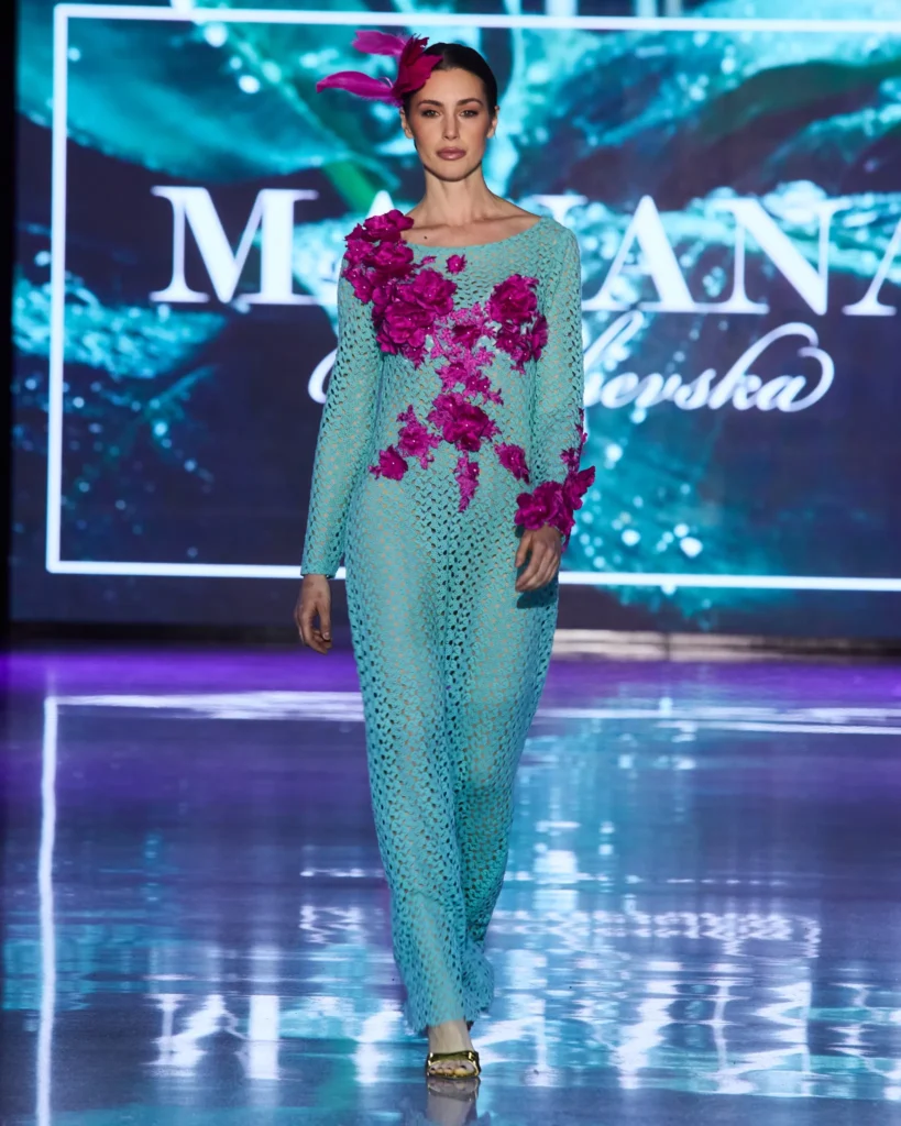 Tirkizni kombinezon s ručno apliciranim cvjetovima u nijansama fuksije.