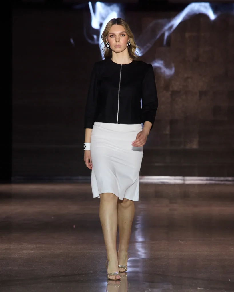 MAZZA Atelier by Ajdin Hirkić: crna minimalistička jakna u kombinaciji s elegantnom bijelom midi suknjom.