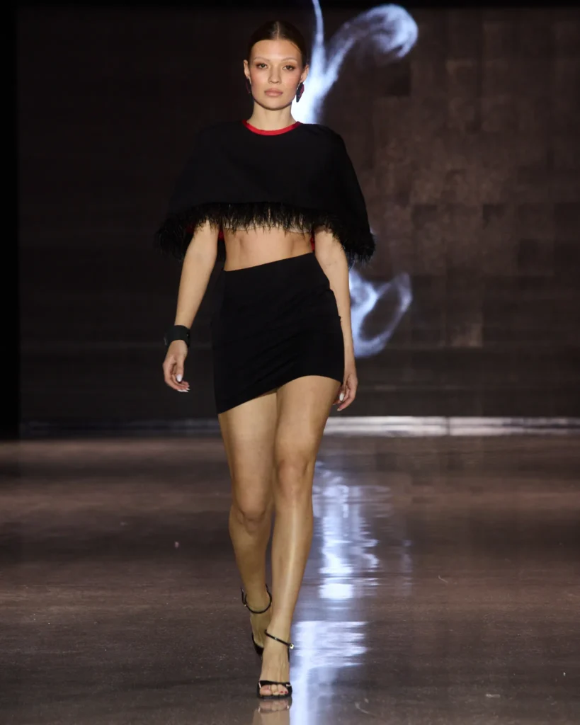 MAZZA Atelier by Ajdin Hirkić: crni crop top s pernatim rubom i crna mini suknja visokog struka.