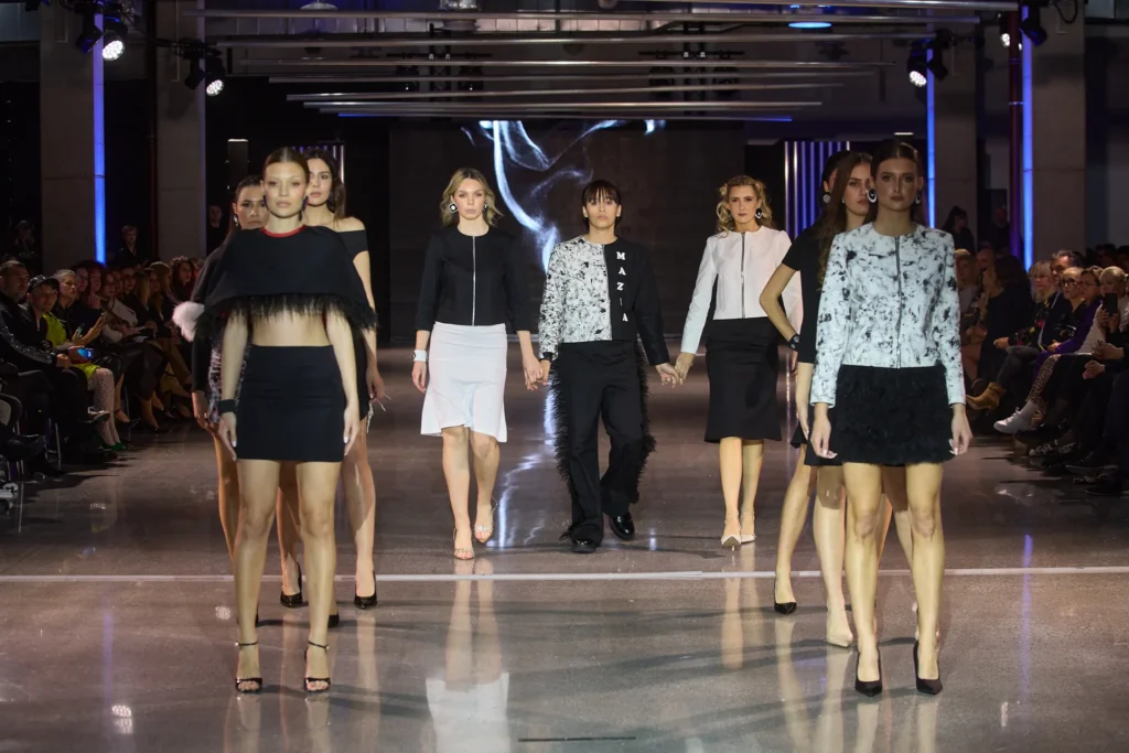 Finale kolekcije MAZZA Atelier by Ajdin Hirkić u crno-bijeloj paleti sa završnim izlaskom na pisti.