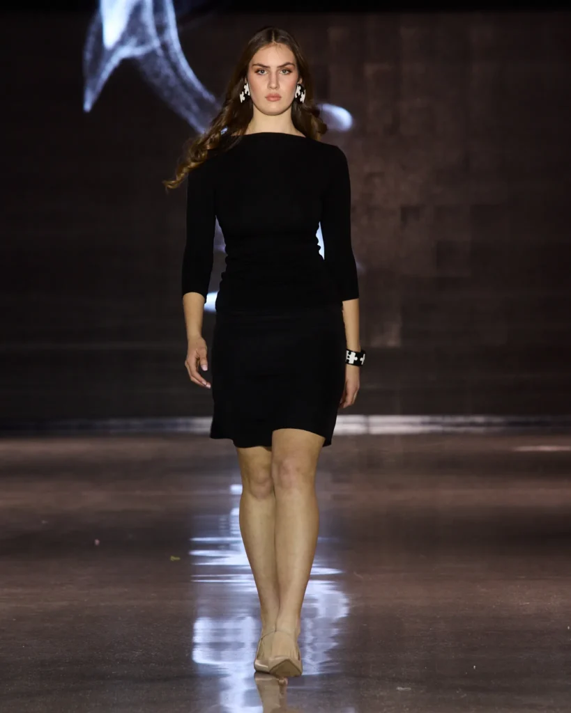 Kreacija MAZZA Atelier by Ajdin Hirkić: minimalistička mala crna haljina pripijenog kroja.