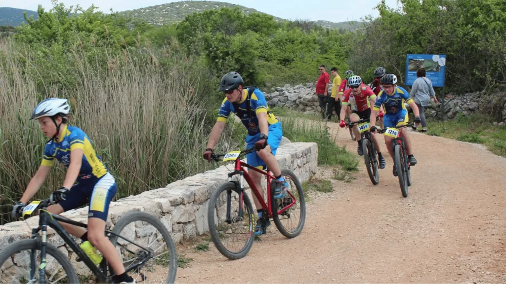 Sudionici MTB Maratona Vransko jezero 2026 na stazi oko Vranskog jezera u Pakoštanima