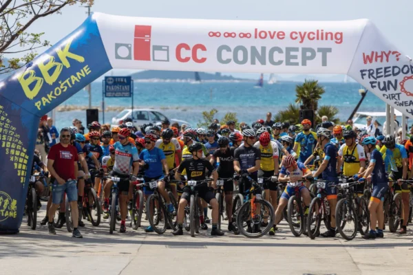 Sudionici MTB Maratona Vransko jezero 2026 na stazi oko Vranskog jezera u Pakoštanima