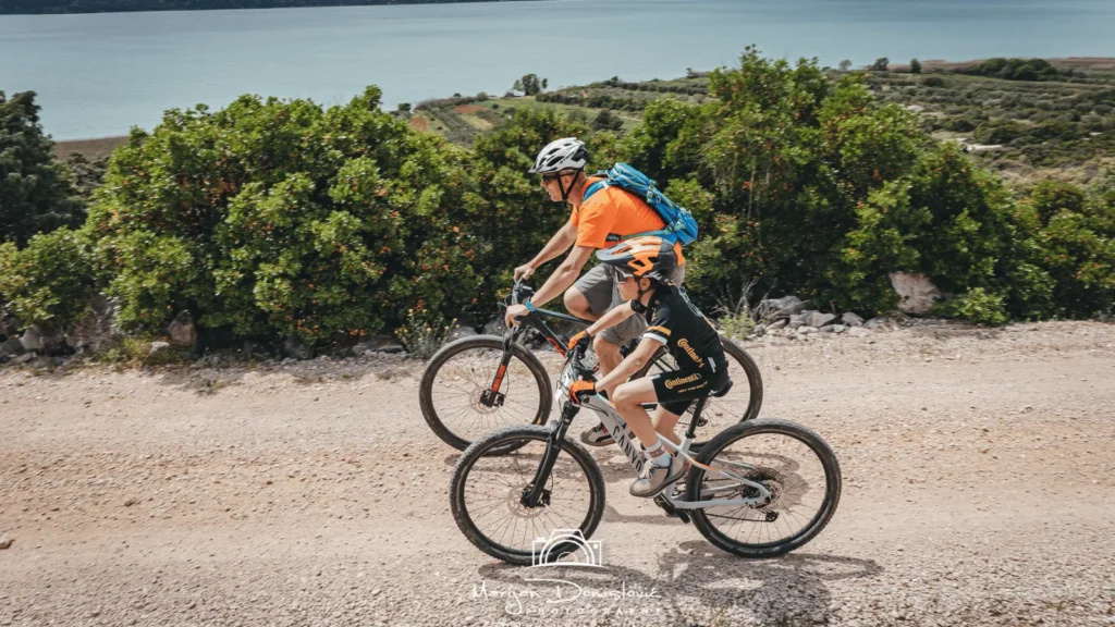 Sudionici MTB Maratona Vransko jezero 2026 na stazi oko Vranskog jezera u Pakoštanima