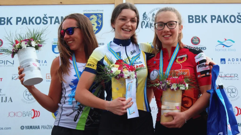 Sudionici MTB Maratona Vransko jezero 2026 na stazi oko Vranskog jezera u Pakoštanima