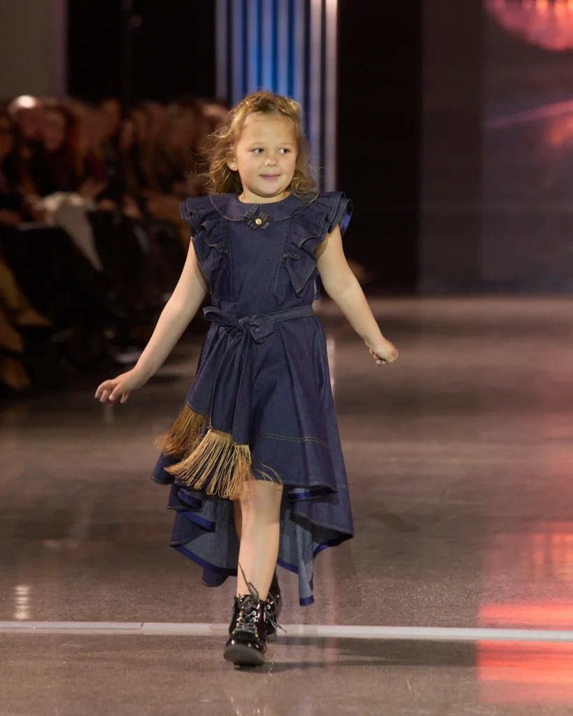 Natalija Smogor dječja tamna denim haljina s volanima i zlatnim resama.