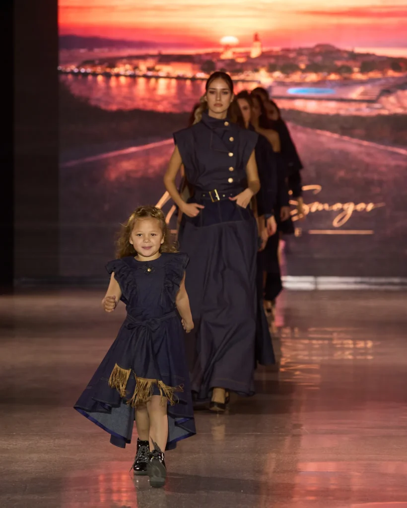 Natalija Smogor dječja denim haljina s resama i prateći maxi denim look iza nje na pisti.