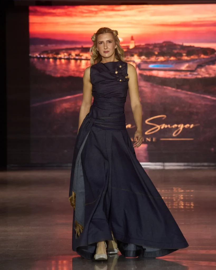 Natalija Smogor tamna gala denim haljina s drapiranim gornjim dijelom i zlatnim resama